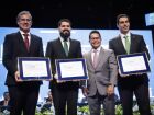 Papy entrega o Título de Cidadão Campo-Grandense a Rodrigo Perez, Luiz Renê e Vinícius Misael em solenidade pelos 126 anos da Capital