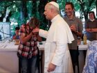 O papa Leão XIV participou de um almoço festivo com os pobres da Diocese de Albano Laziale, no Borgo Laudato Si, nos jardins das Villas Pontifícias em Castel Gandolfo, Itália, neste domingo, 17 de agosto de 2025.