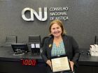 Desembargadora Elizabete Anache recebe Menção Honrosa durante cerimônia no CNJ, em Brasília.