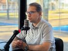 O presidente da Acrissul, Guilherme Bumlai concede entrevista na cabine de vidro montada no centro do parque de exposições Laucídio Coelho