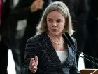 Gleisi Hoffman critica ameaça militar dos EUA ao Brasil em meio ao julgamento de Bolsonaro.