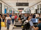 Movimento intenso em shopping de Campo Grande. Comércio de MS espera aumento nas vendas com a antecipação do 13º salário.