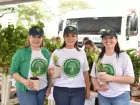 Durante ação da Semana da Árvore em Campo Grande, a prefeita Adriane Lopes (centro) participa da distribuição de mudas frutíferas à população. Foto de 2024.