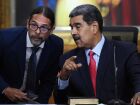 Nicolás Maduro (dir.) fala com o ministro da Comunicação, Freddy Ñáñez, em Caracas, em 2024