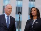 O procurador-geral de Washington, Brian Schwalb, e a prefeita da capital dos EUA, Muriel Bowser, após audiência em agosto 