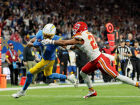 Quentin Johnston (à esq.), do Los Angeles Chargers, a caminho de um touchdown 