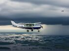 Montagem ilustra o monomotor Cessna 210 Silver Eagle, prefixo PS-FDW, que desapareceu no Pantanal; aeronaves da FAB participam das buscas
