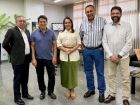 Vereador Carlão (PSB) e prefeita Adriane Lopes em audiência no Paço Municipal. À direita, Ulisses Rocha, adjunto da Segov.