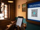 Empresária acessa alvará digital por meio de QR Code em estabelecimento de Campo Grande; lei substitui documentos impressos.