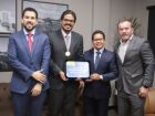 O advogado Cauê Gilberthy Siqueira (segundo da esquerda) recebe a Medalha Legislativa do Mérito Advocatício Doutor Nelson Trad, em solenidade na Câmara Municipal de Campo Grande.