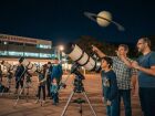 Público acompanha telescópios montados na Casa de Ciência e Cultura da UFMS em noite dedicada à observação de Saturno  imagem criada para ilustrar a atividade.