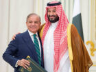 Bin Salman abraça o premiê paquistanês, Shehbaz Sharif, após assinar acordo de defesa
