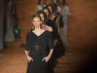 Desfile de 2018 da SPFW trouxe coleção do designer Ronaldo Fraga, que retorna em 2025 para as passarelas do evento.