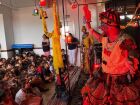 Crianças da Aldeia Urbana Inamaty Kaxé acompanham a apresentação do espetáculo Pelega e a Porca Prenha.