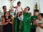 Padre celebra com fiéis durante missa no Santuário São Judas Tadeu, em Campo Grande. A comunidade se prepara para receber a relíquia do santo.