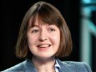 A escritora irlandesa Sally Rooney em evento de divulgação da série 'Normal People' em 2020 - Amy Sussman 