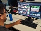 Aluno do Senac pesquisa imagens de quatis para usar como referência na criação do personagem principal do game educativo Economia Quativa