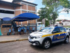 Viatura da Ronda Escolar da Guarda Civil Metropolitana em frente a uma escola municipal de Campo Grande, durante ação de patrulhamento preventivo.
