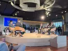 Governador Eduardo Riedel (de terno cinza) participa do painel 