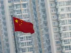 Bandeira da China perto de prédios residenciais em Pequim 