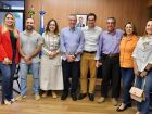 O deputado estadual Paulo Corrêa (centro), ao lado do secretário de Governo, Rodrigo Perez (à esquerda), e do prefeito de Porto Murtinho, Nelson Cintra (à direita), durante reunião