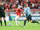 Carbonero é marcado de perto por Arthur durante Gre-Nal pelo Campeonato Brasileiro.