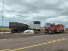 Acidente na MS-040 mobiliza Corpo de Bombeiros em Santa Rita do Pardo. Colisão entre duas carretas e um caminhão baú deixou motorista preso às ferragens; equipes atuaram por mais de uma hora no resgate.
