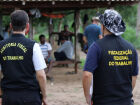 Auditores-fiscais do trabalho durante operação de combate a irregularidades trabalhistas no campo