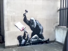 Mural do artista Banksy que mostra juiz agredindo manifestante é apagado de prédio histórico de tribunal em Londres  