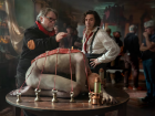Guillermo del Toro e Oscar Isaac no set de filmagens de 'Frankenstein' 