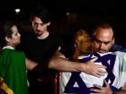 Carlos Bolsonaro (à direita) e Jair Renan Bolsonaro cumprimentam apoiadores do pai durante vigília. 