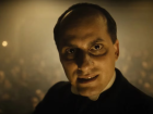 Em sua primeira cena, Luca Marinelli, interpretando Mussolini, vira-se para a câmera e diz: 