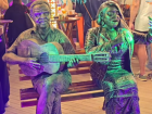 Quiosque na orla de Copacabana inaugura estátua de Preta Gil ao lado da de seu pai 