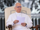 O Papa Leão XIV durante discurso na praça São Pedro, no Vaticano 