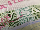 Foto mostra um carimbo de visto em um passaporte estrangeiro em Los Angeles, nos EUA, em 6 de junho de 2020. 