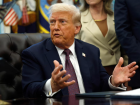 O presidente dos EUA, Donald Trump, responde a perguntas de repórteres após assinar um Memorando Presidencial no Salão Oval, em 15 de setembro de 2025, em Washington, DC. 