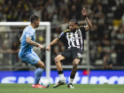 Alexsander divide bola em Atlético-MG x Bolívar em lance que se machucou 