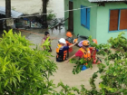 Equipes de resgate auxiliam moradores atingidos pela tempestade tropical Bualoi