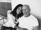 Bruce Willis ao lado da esposa Emma Heming, que falou publicamente sobre a progressão da doença do atora 