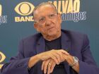 Galvão Bueno no estúdio da Band, onde apresenta o programa Galvão e Amigos. Narrador segue ativo aos 75 anos.