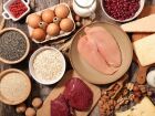 A proteína, nutriente presente em alimentos como carnes, feijões, ovo e lácteos, aparece em excesso na rotina da população brasileira 