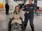 Regina Duarte usa cadeira de rodas após visita ao SP-Arte, em São Paulo