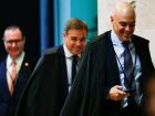 Os ministros Cristiano Zanin (ao fundo), André Mendonça e Alexandre de Moraes em sessão no STF