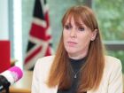 Angela Rayner deixou o cargo de vice-premiê após investigação sobre erro fiscal em compra de imóvel.