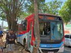Ônibus do Consórcio Guaicurus bateu em poste após desviar de carro na Ernesto Geisel; três passageiros ficaram feridos.