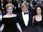 A atriz Melanie Griffith, o ator e diretor Robert Redford e a atriz brasileira Sônia Braga durante a estreia de 'Rebelião em Milagro' no Festival de Cannes, em 1988 
