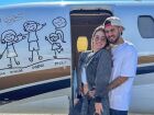 Virginia Fonseca e Zé Felipe ao lado do avião presenteado em 2023 