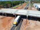 Viaduto Jardim Veraneio, em construção, vai reorganizar o tráfego na BR-163 e preparar a Chácara dos Poderes para a expansão urbana.