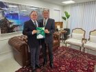 Presidente do TJMS recebe oficialmente o Manual de Saúde Pública das mãos do desembargador Nélio Stábile