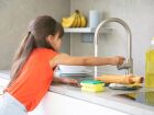 IBGE aponta que 89,8% de crianças e adolescentes no Brasil dedicam até 14% a afazeres domésticos
